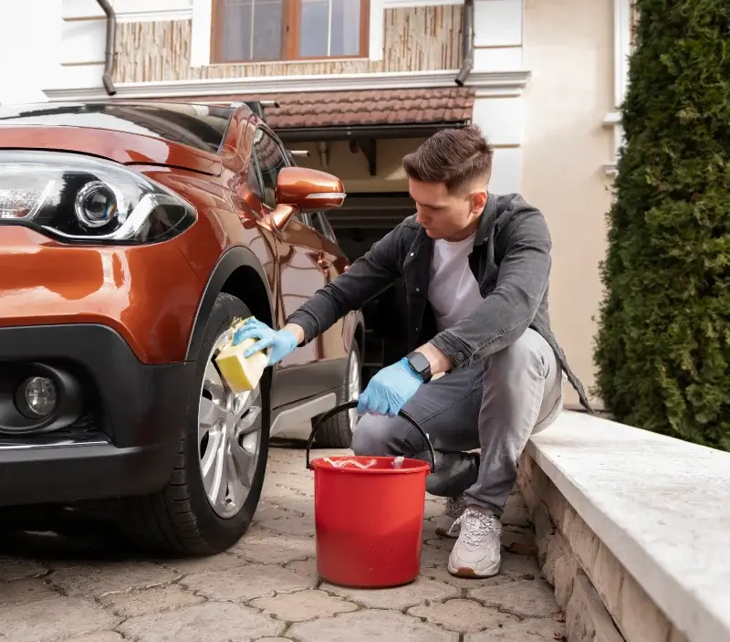 Lavage auto à domicile La Rivière-Enverse : professionnel intervenant sur un véhicule